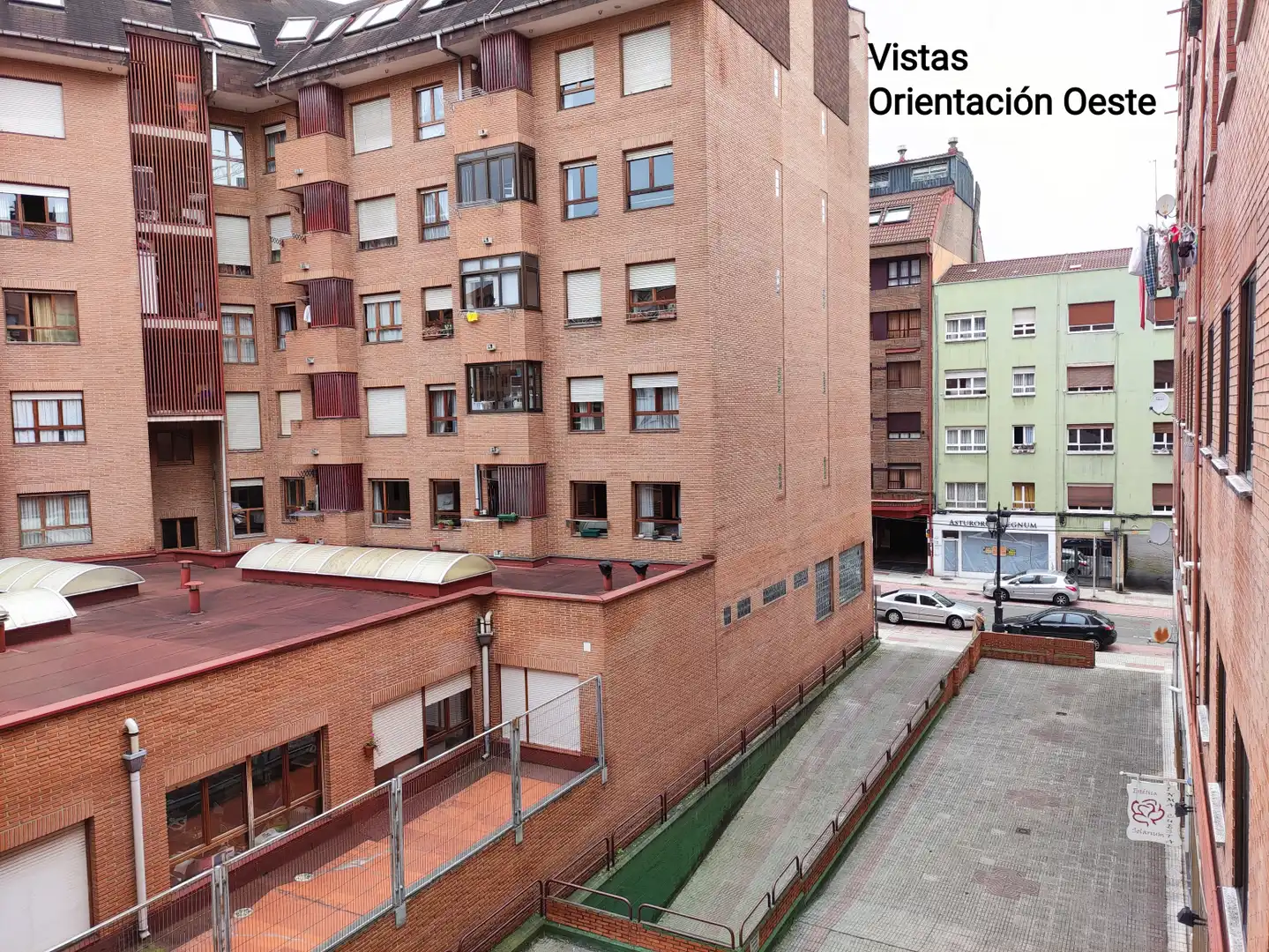 Vista exterior de Pis en venda en Oviedo  amb Calefacció, Parquet i Traster