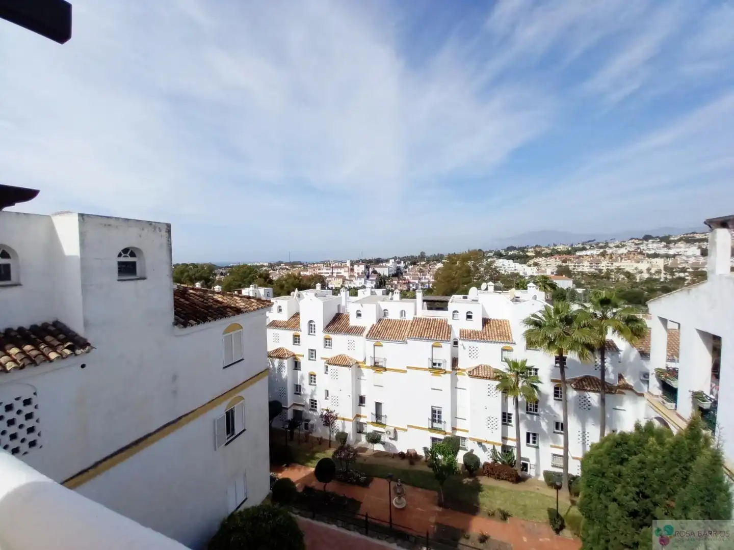 Vista exterior de Àtic en venda en Estepona amb Terrassa i Piscina comunitària