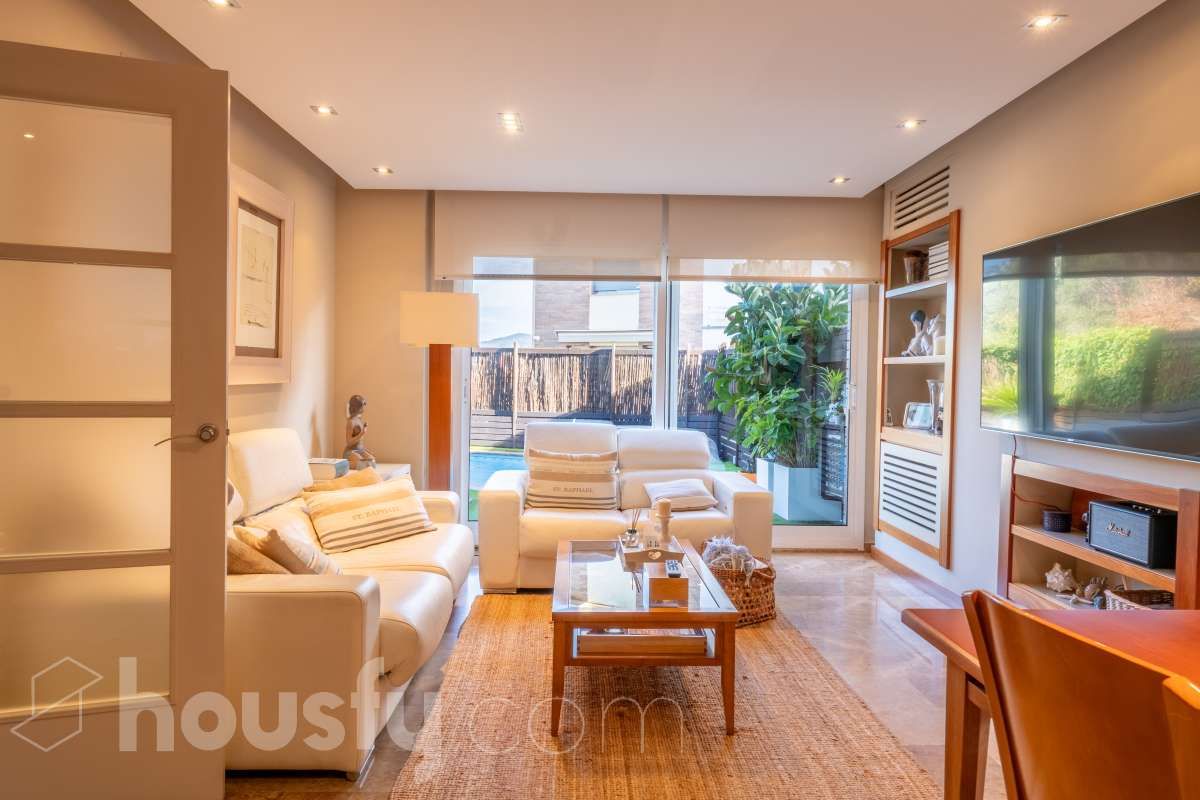 Sala d'estar de Casa adosada en venda en Vilanova i la Geltrú amb Aire condicionat, Calefacció i Jardí privat