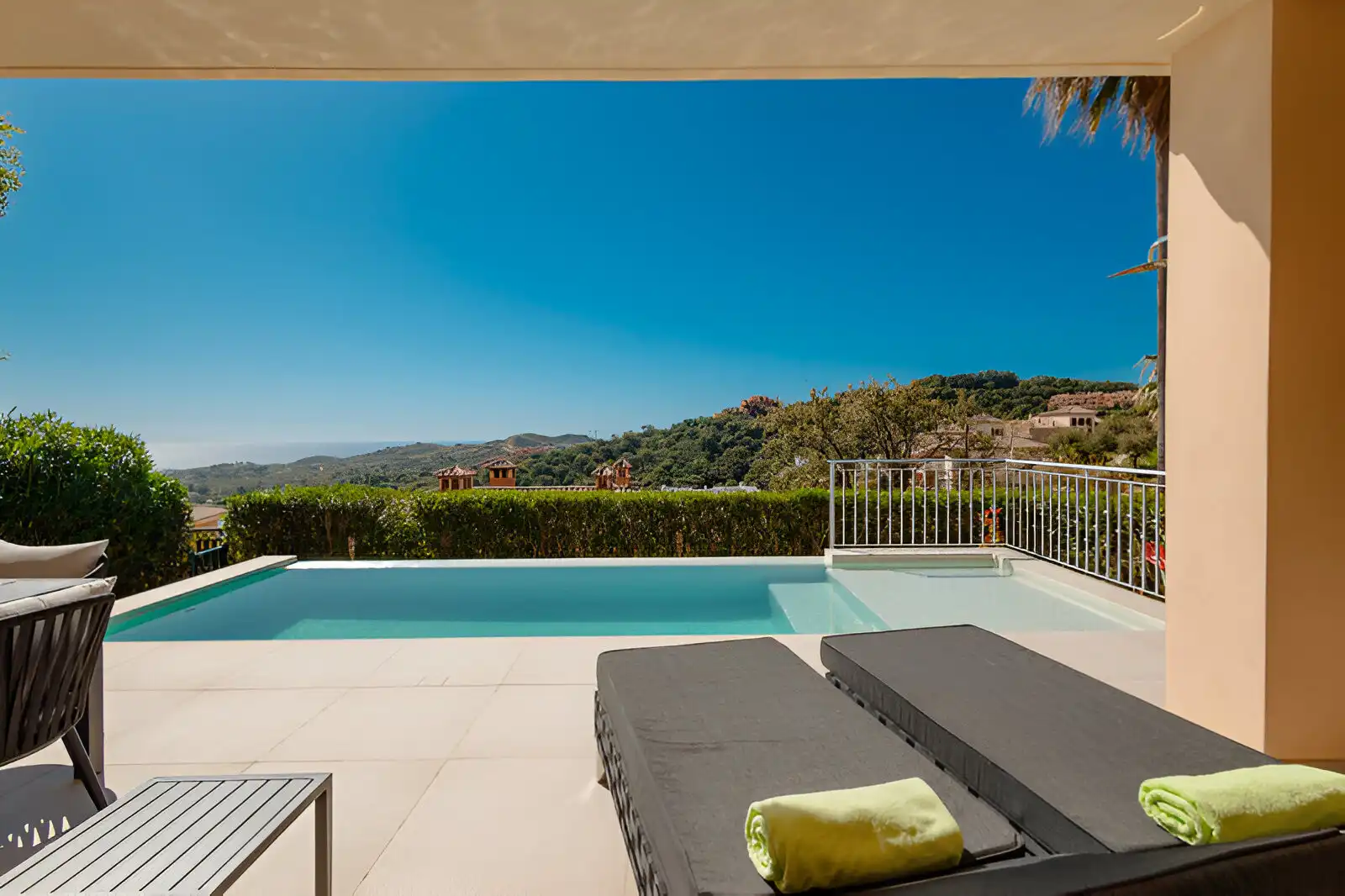 Terrasse von Erdgeschoss zum Verkauf in Marbella mit Klimaanlage, Privatgarten und Terrasse