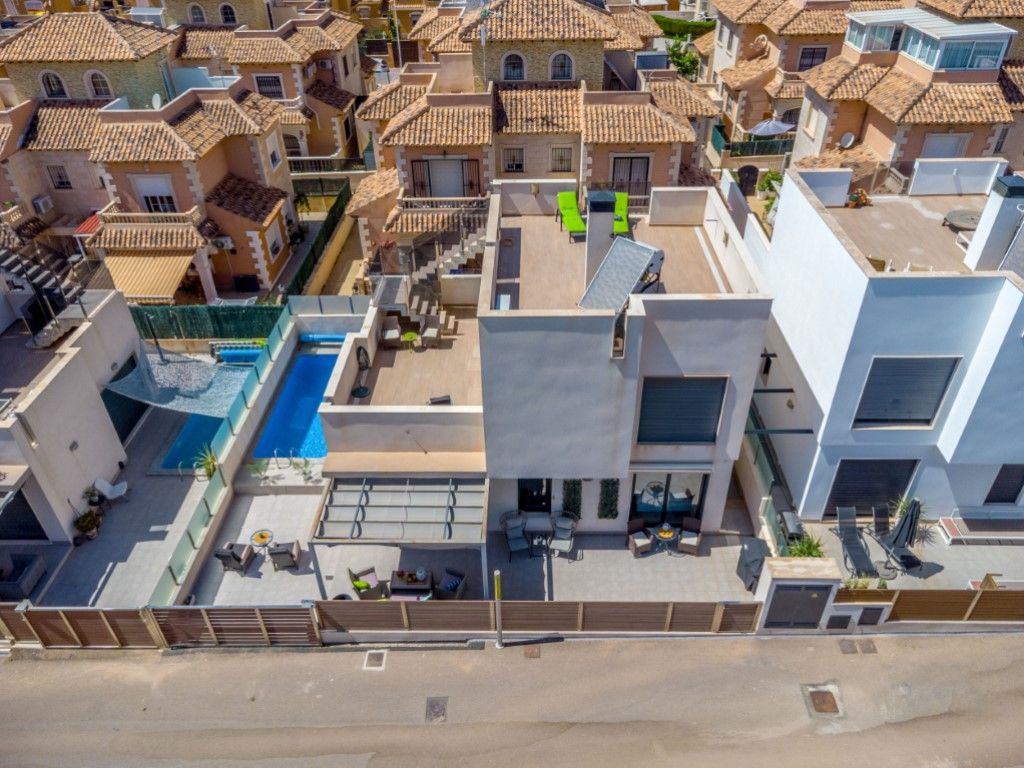 Vista exterior de Casa o xalet en venda en Torrevieja amb Jardí privat i Piscina