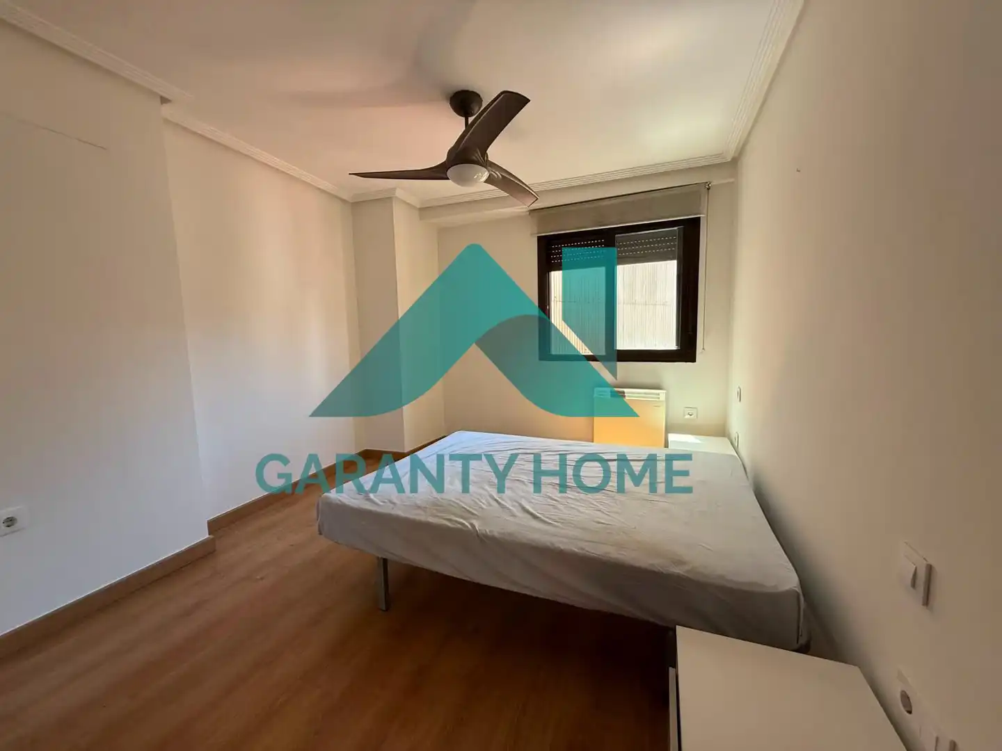 Schlafzimmer von Dachboden zum Verkauf in Cáceres mit Heizung, Terrasse und Möbliert