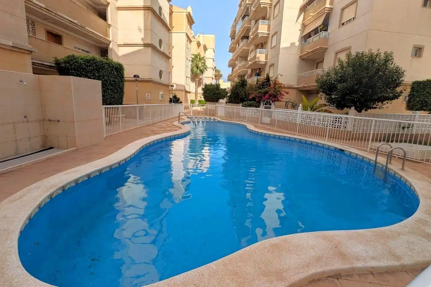 Piscina de Apartamento en venta en Torrevieja con Aire acondicionado, Calefacción y Amueblado