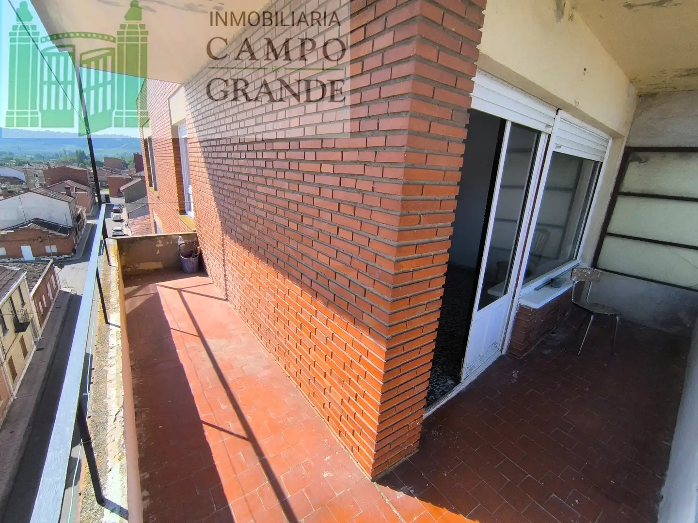 Vista exterior de Piso en venta en Venta de Baños con Calefacción, Terraza y Amueblado
