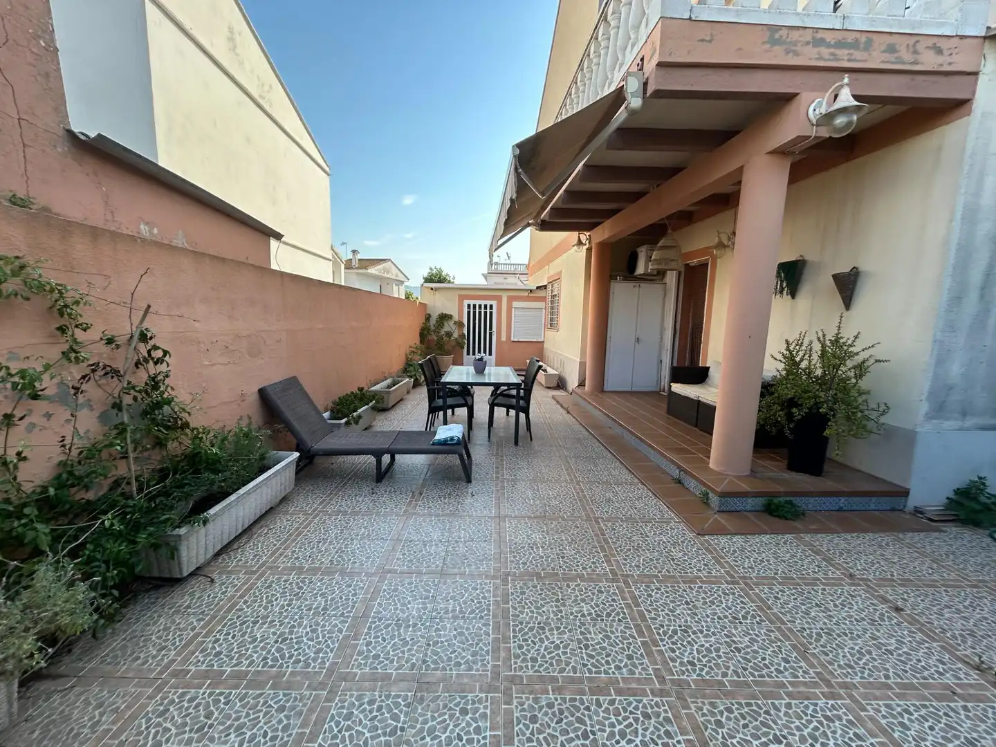 Terrasse von Einfamilien-Reihenhaus zum Verkauf in Cullera mit Klimaanlage, Privatgarten und Terrasse
