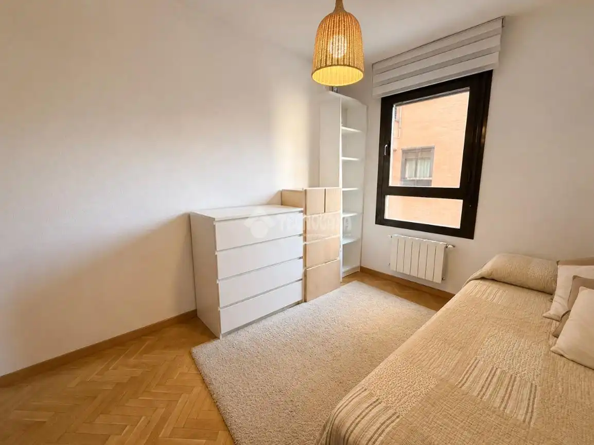 Bedroom of Flat for sale in Madrid  with Air Conditioner and Community pool