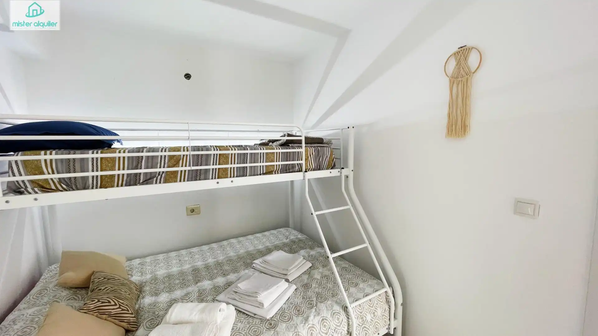 Habitación de Apartamento de alquiler en Benidorm con Aire acondicionado, Calefacción y Amueblado