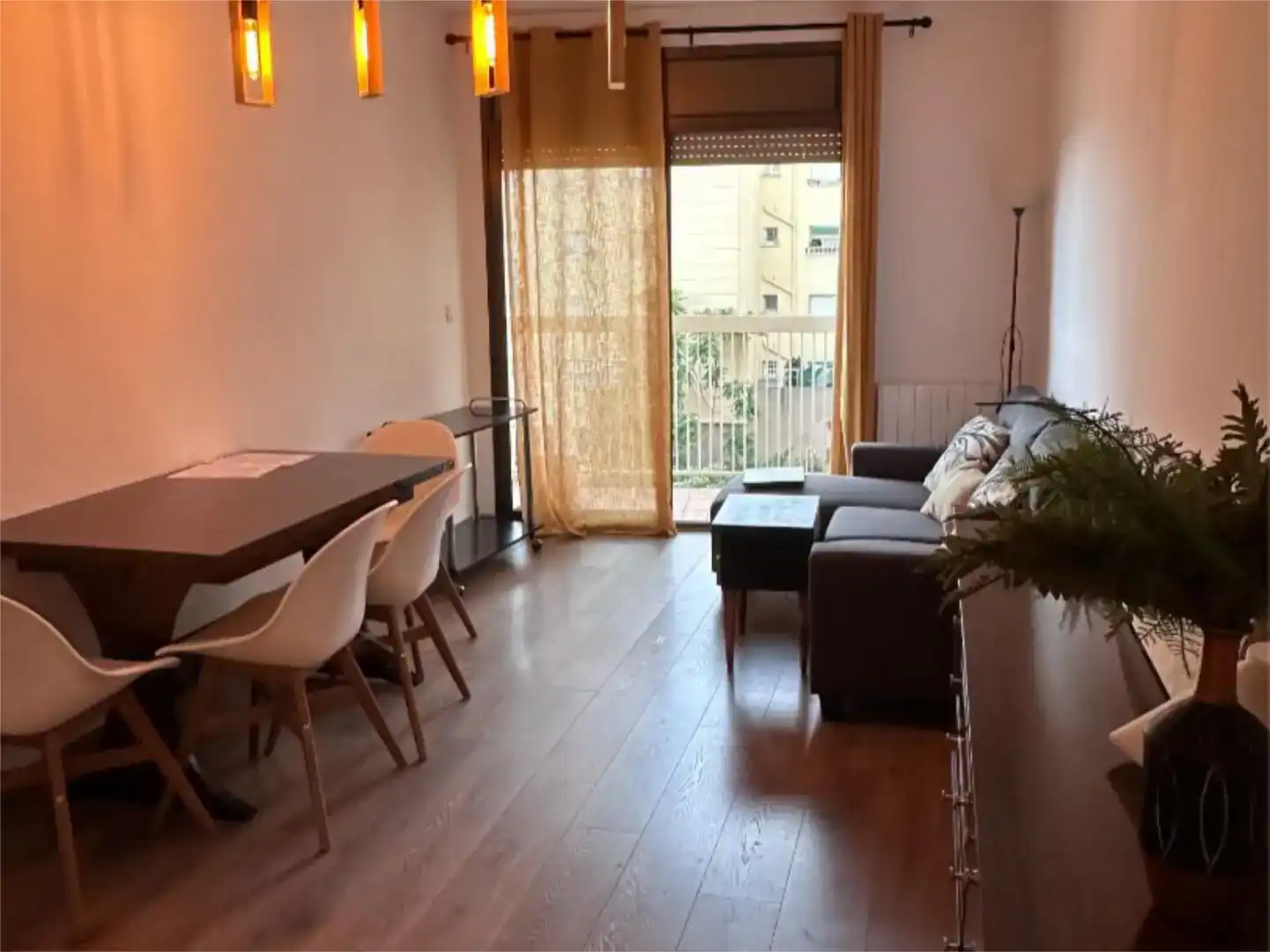 Wohnzimmer von Wohnung zur Miete in Barcelona mit Parkett, Möbliert und Balkon