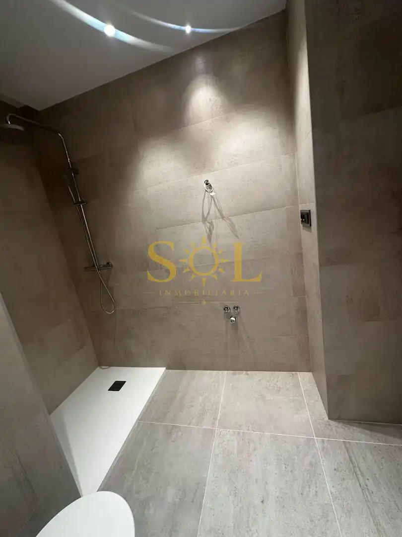 Badezimmer von Wohnung zur Miete in León Capital  mit Klimaanlage, Heizung und Parkett