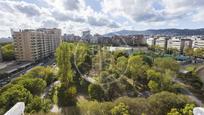 Exterior view of Attic for sale in  Barcelona Capital  with Air Conditioner, Terrace and Swimming Pool