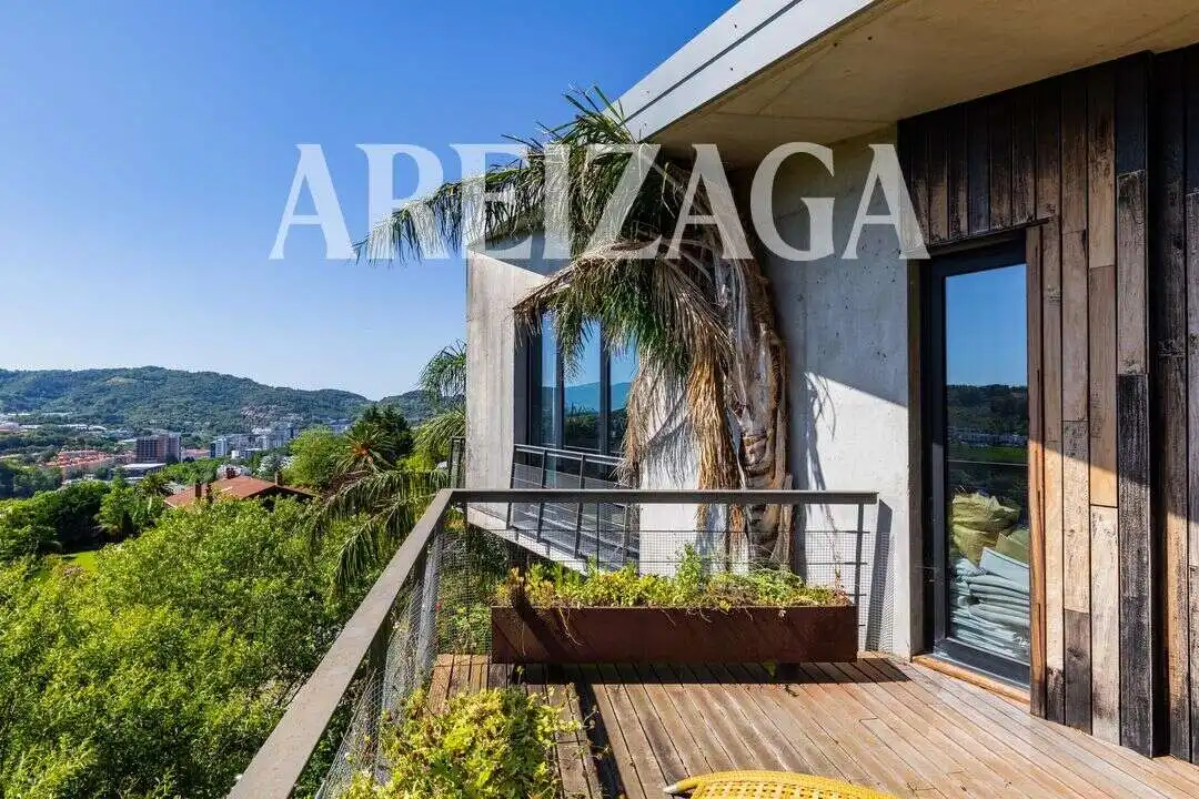 Terrassa de Casa o xalet en venda en Donostia - San Sebastián  amb Aire condicionat, Calefacció i Jardí privat