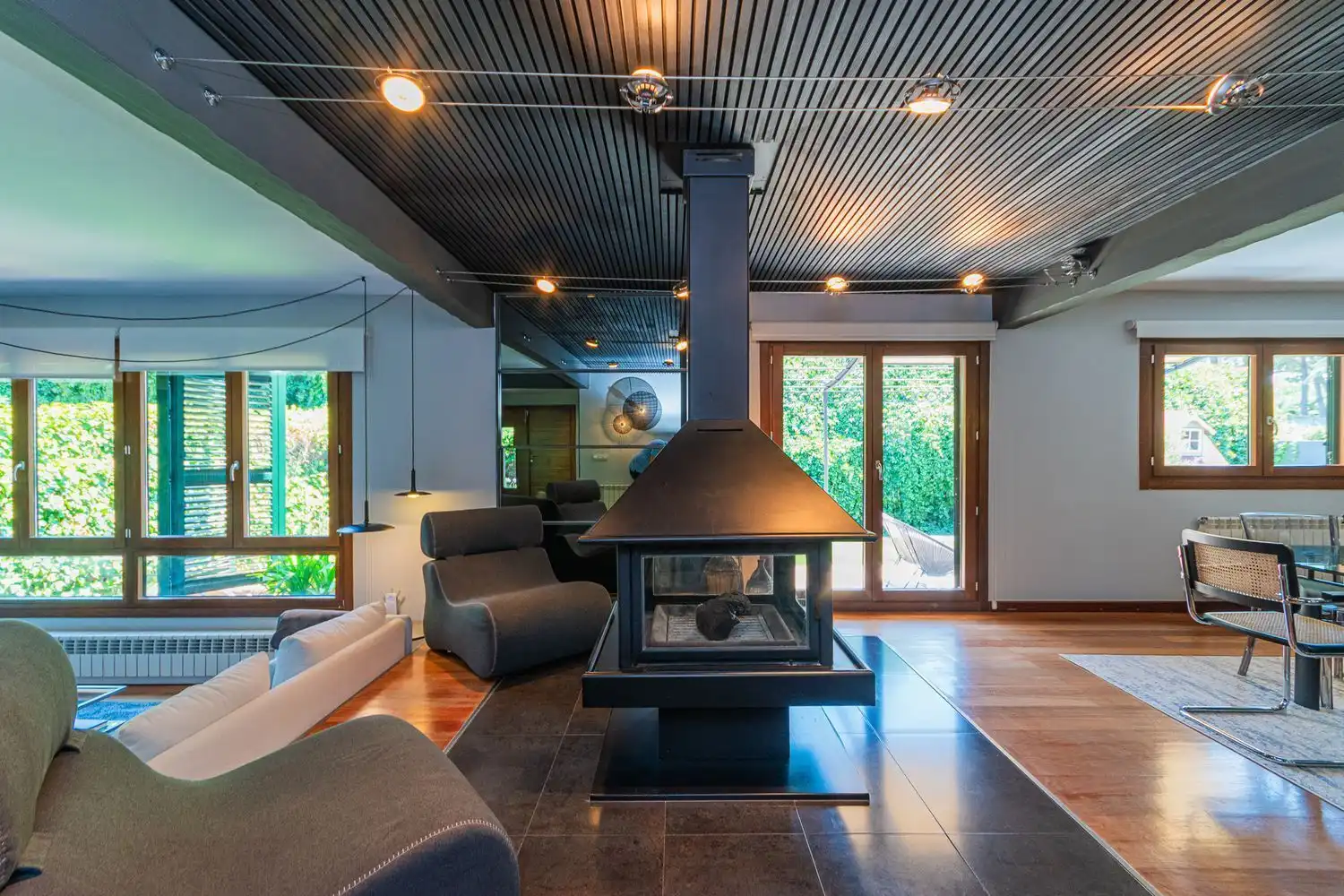 Wohnzimmer von Einfamilien-Reihenhaus zum Verkauf in Boadilla del Monte mit Klimaanlage, Heizung und Abstellraum