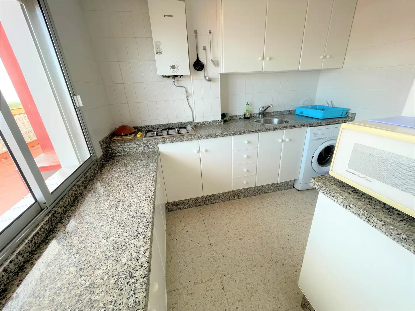 Cuina de Pis de lloguer en Punta Umbría amb Aire condicionat, Terrassa i Moblat