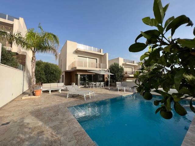 Casa-chalet en Alquiler en San Miguel de Salinas