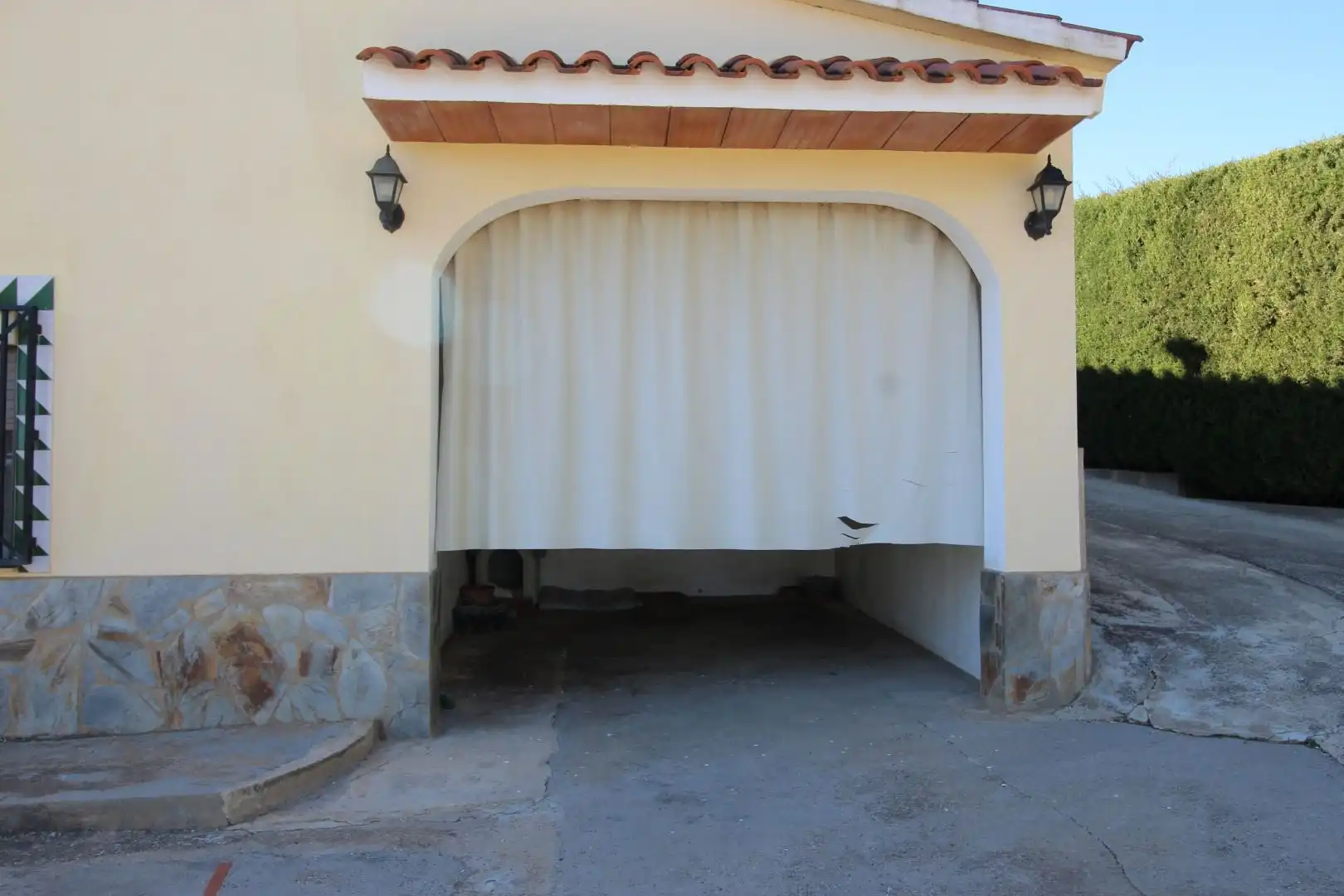 Aparcament de Casa o xalet en venda en Chiva amb Jardí privat, Terrassa i Traster