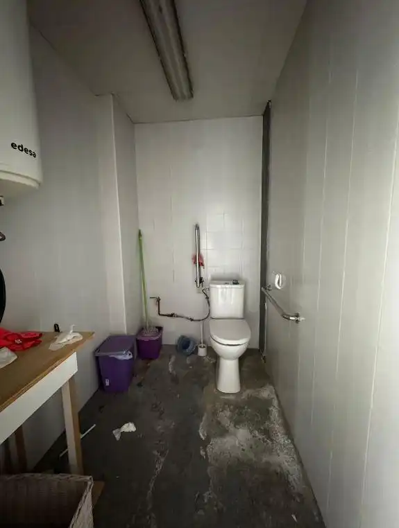 Badezimmer von Fabrikhallen zur Miete in Òdena