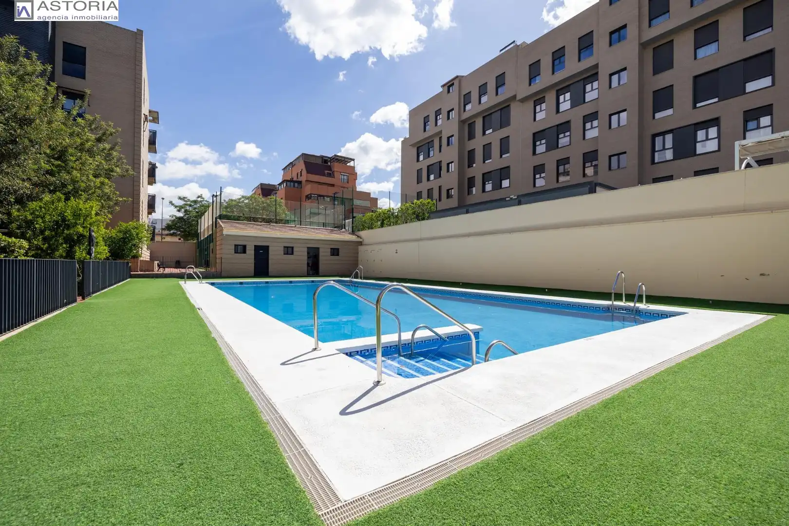 Piscina de Ático en venta en Granada con Calefacción, Terraza y Trastero