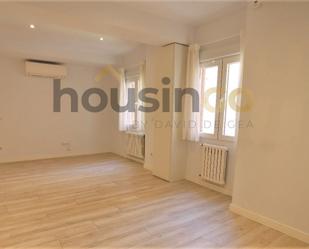 Bedroom of Flat to rent in  Madrid Capital  with Air Conditioner, Heating and Swimming Pool
