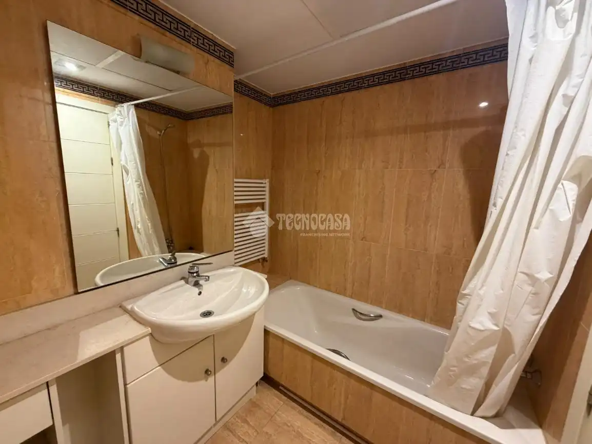 Badezimmer von Wohnung zur Miete in Madrid mit Klimaanlage, Heizung und Terrasse