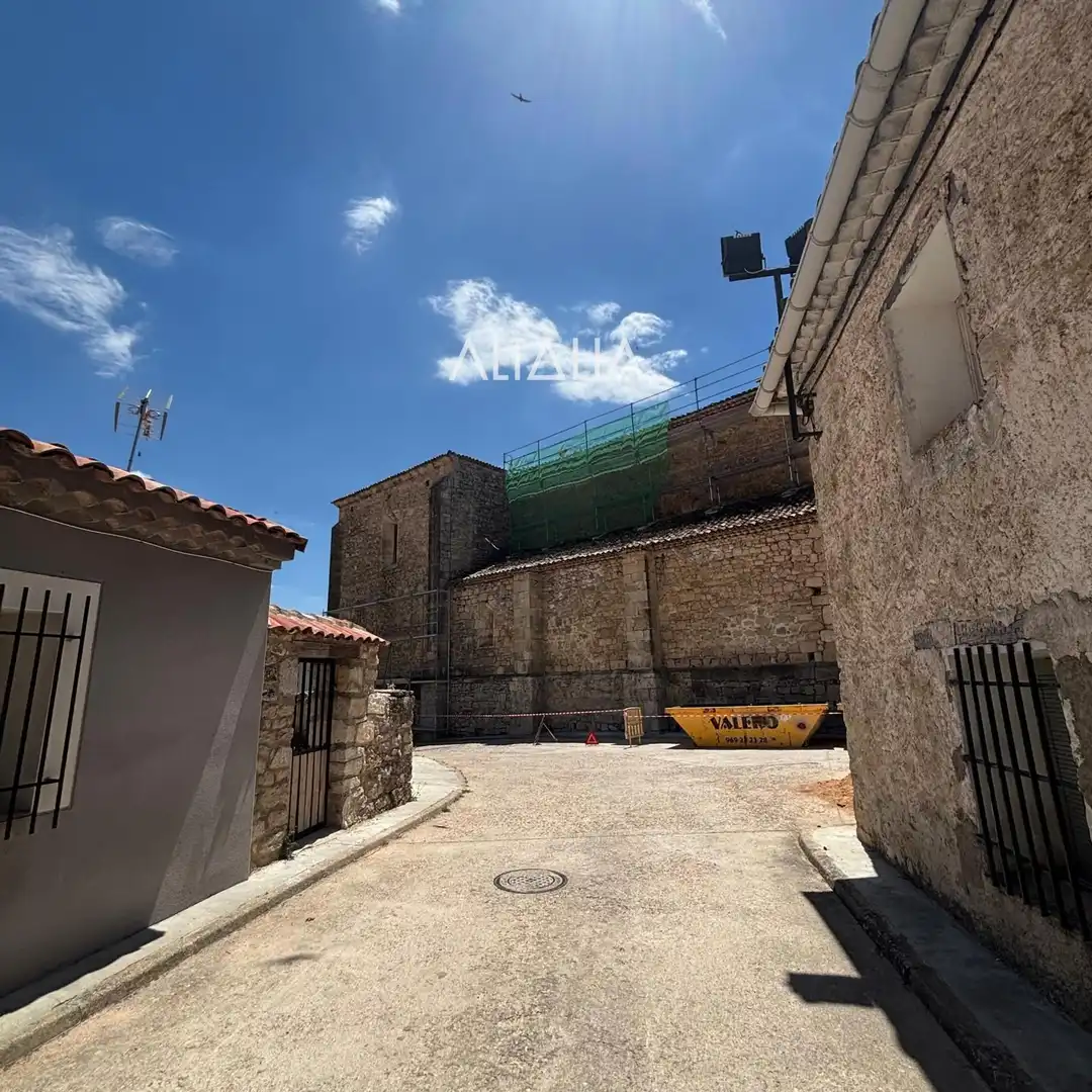 Vista exterior de Casa o xalet en venda en Poyatos amb Calefacció, Terrassa i Traster