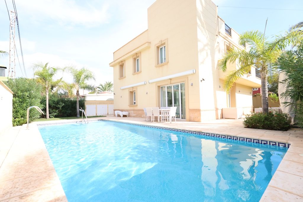 Piscina de Casa o xalet en venda en Orihuela amb Aire condicionat, Calefacció i Terrassa