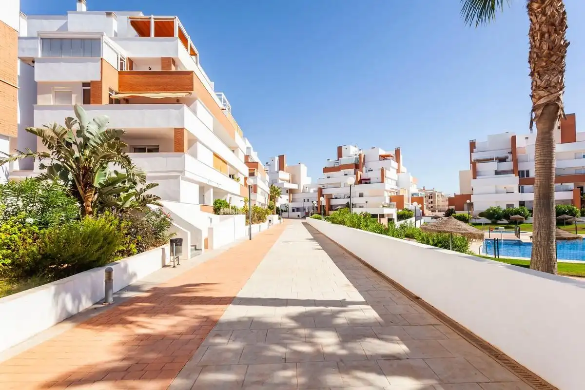 Vista exterior de Àtic en venda en Roquetas de Mar amb Aire condicionat, Jardí privat i Terrassa