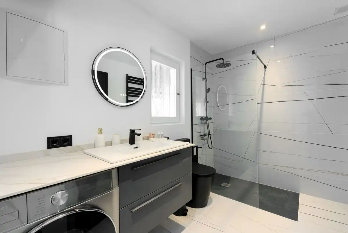 Bathroom of Study for rent in Marbella  with Air Conditioner, Terrace and Furnished