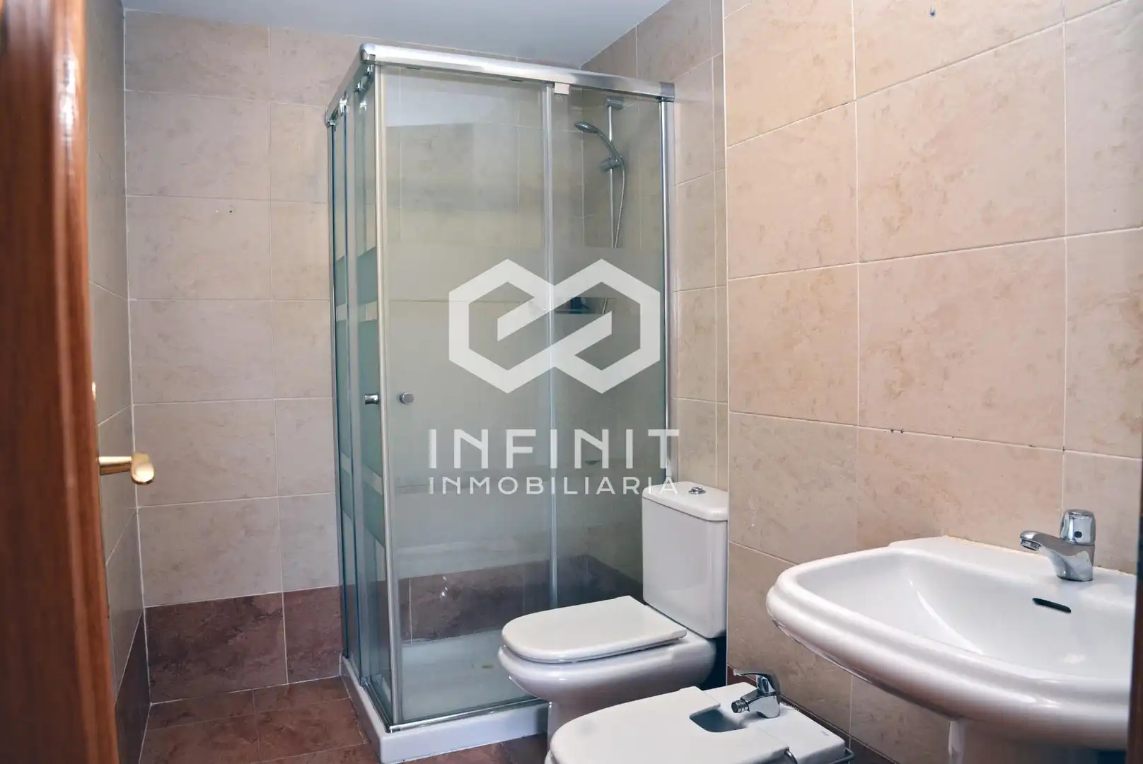 Baño de Piso en venta en Guadalajara con Calefacción, Terraza y Trastero
