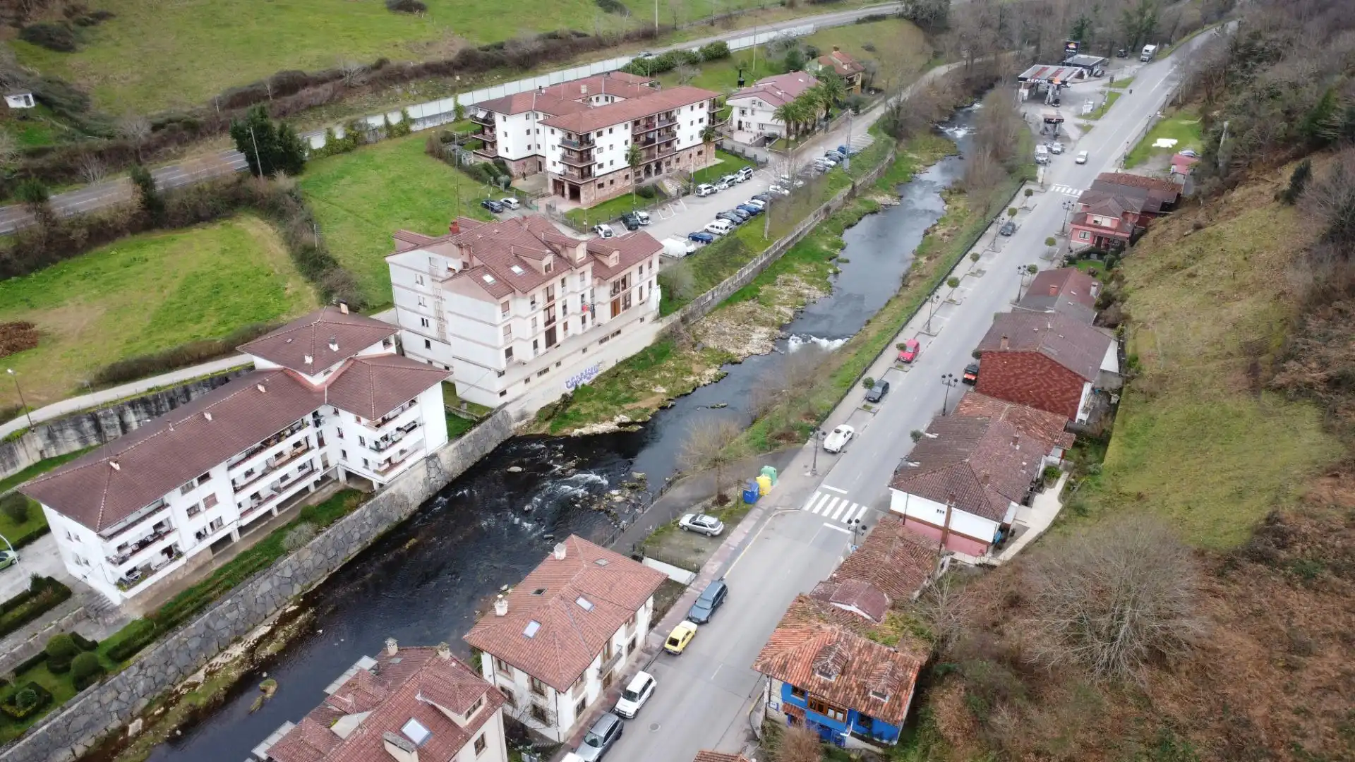 Außenansicht von Einfamilien-Reihenhaus zum Verkauf in Cangas de Onís mit Heizung und Abstellraum
