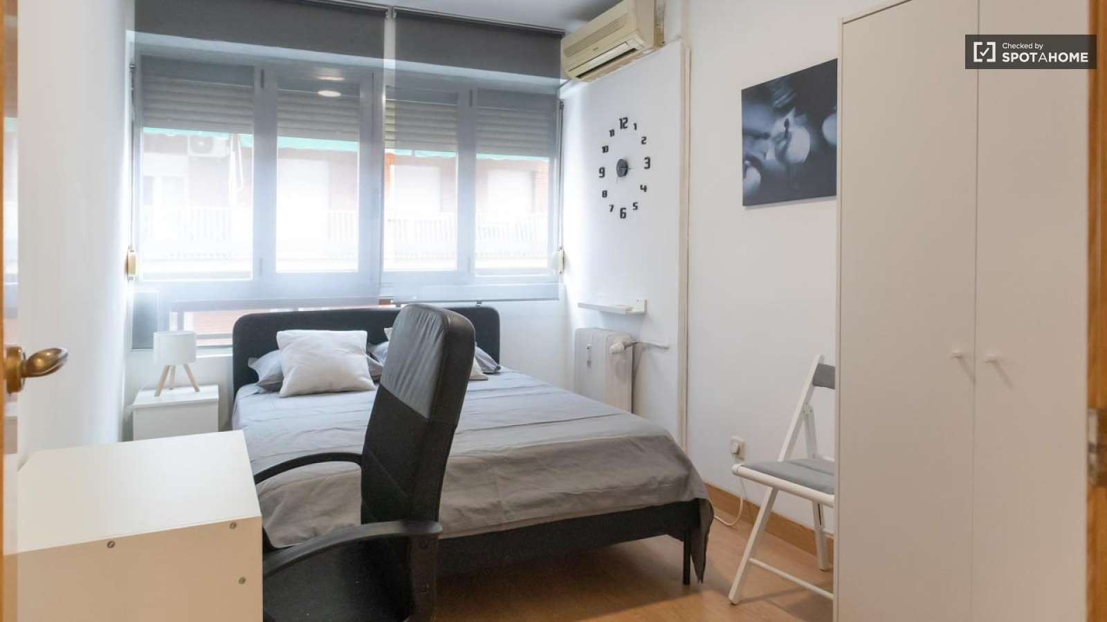 Bedroom of Flat to share in  Madrid Capital  with Air Conditioner, Heating and Terrace