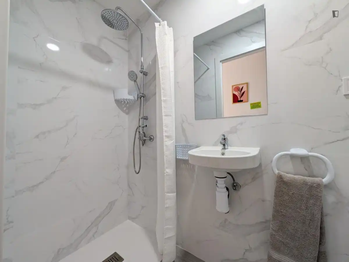 Baño de Apartamento para compartir en Madrid con Amueblado y Lavadora