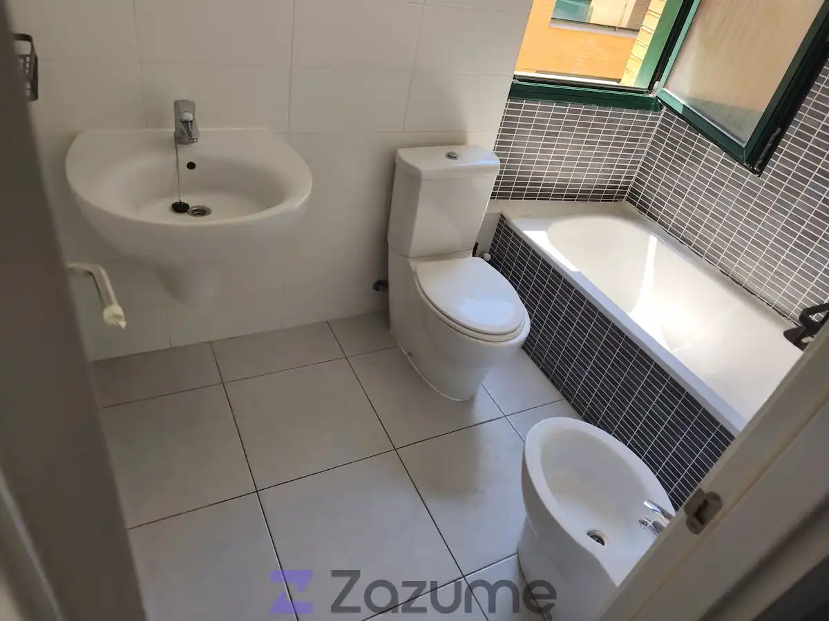 Badezimmer von Dachboden zur Miete in Cheste mit Terrasse, Schwimmbad und Ofen