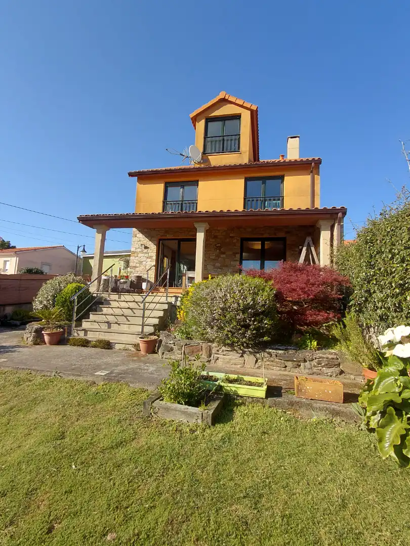 Vista exterior de Casa o chalet en venta en Oleiros con Calefacción, Jardín privado y Parquet
