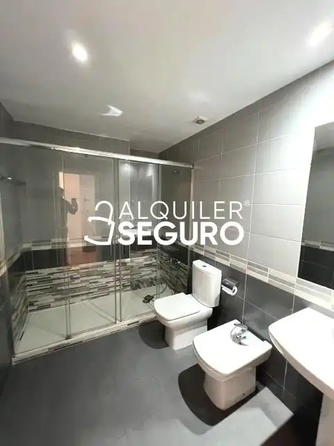Bathroom of Flat for rent in Valdemoro  with Air Conditioner and Heating
