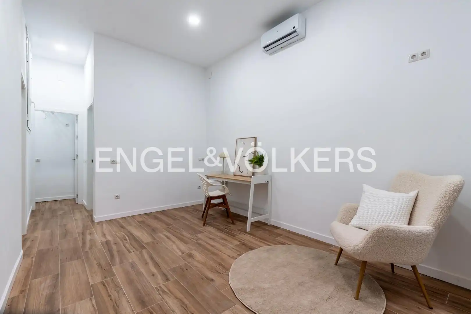 Flat for sale in Sevilla  with Air Conditioner, Heating and Balcony