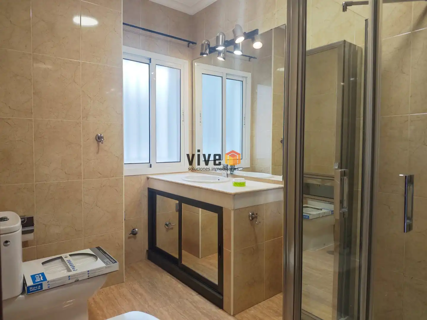 Badezimmer von Wohnung zur Miete in Sevilla mit Klimaanlage, Heizung und Terrasse