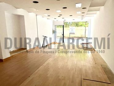 Local comercial de lloguer a Calle PUIGNOVELL 8