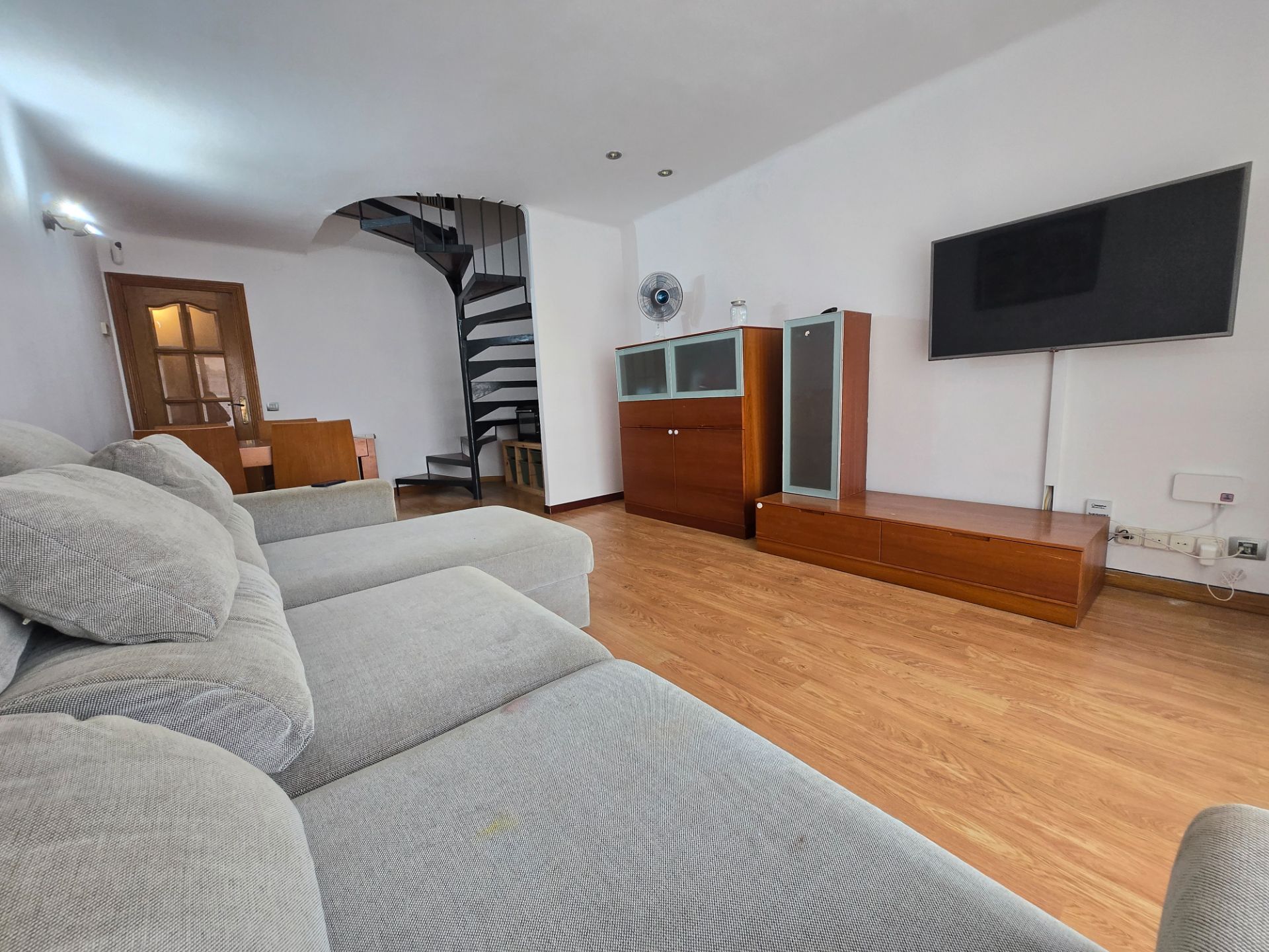 Sala d'estar de Dúplex de lloguer en El Masnou amb Calefacció, Parquet i Terrassa