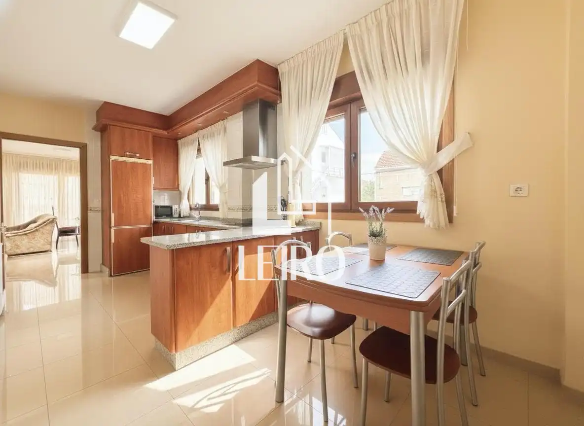 Cocina de Casa o chalet en venta en Vilagarcía de Arousa con Calefacción, Terraza y Trastero