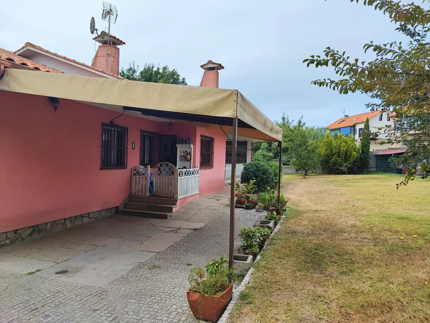 Vista exterior de Casa o xalet en venda en Nigrán amb Jardí privat, Terrassa i Moblat