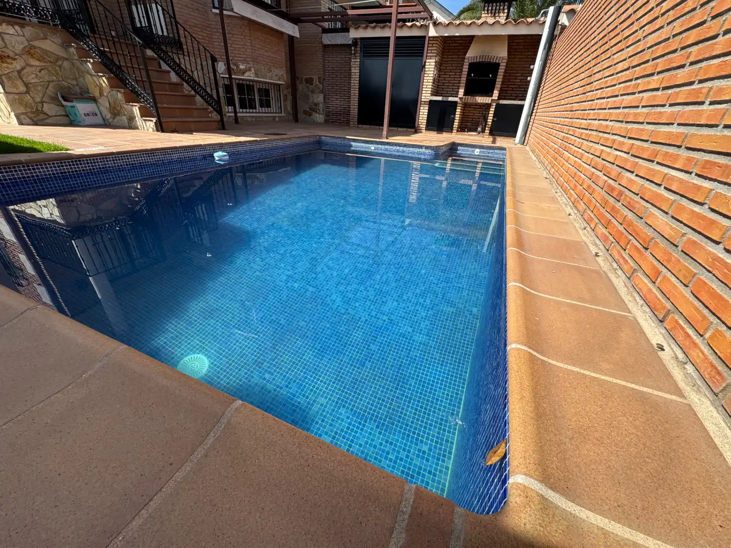 Schwimmbecken von Einfamilien-Reihenhaus zur Miete in Brunete mit Klimaanlage, Heizung und Privatgarten