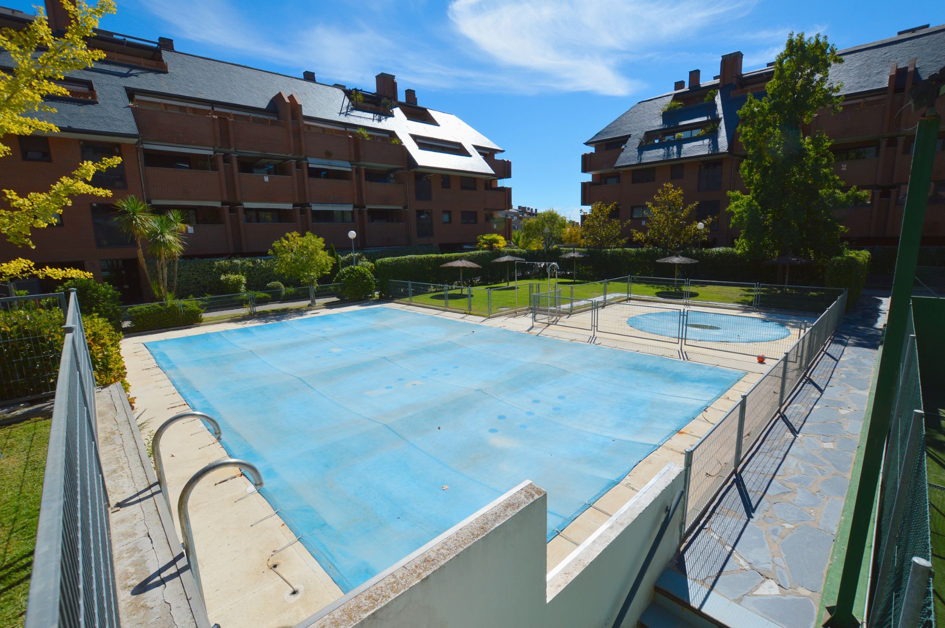 Swimming pool of Flat for sale in Pozuelo de Alarcón  with Air Conditioner, Heating and Parquet flooring