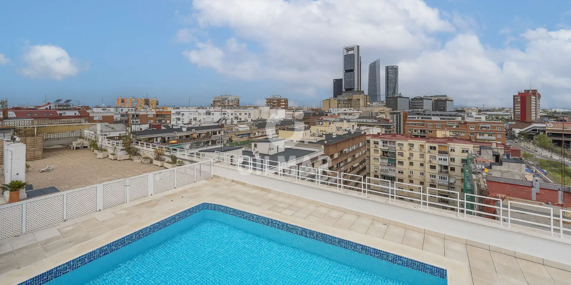 Swimming pool of Flat for sale in  Madrid Capital  with Heating, Swimming Pool and Balcony