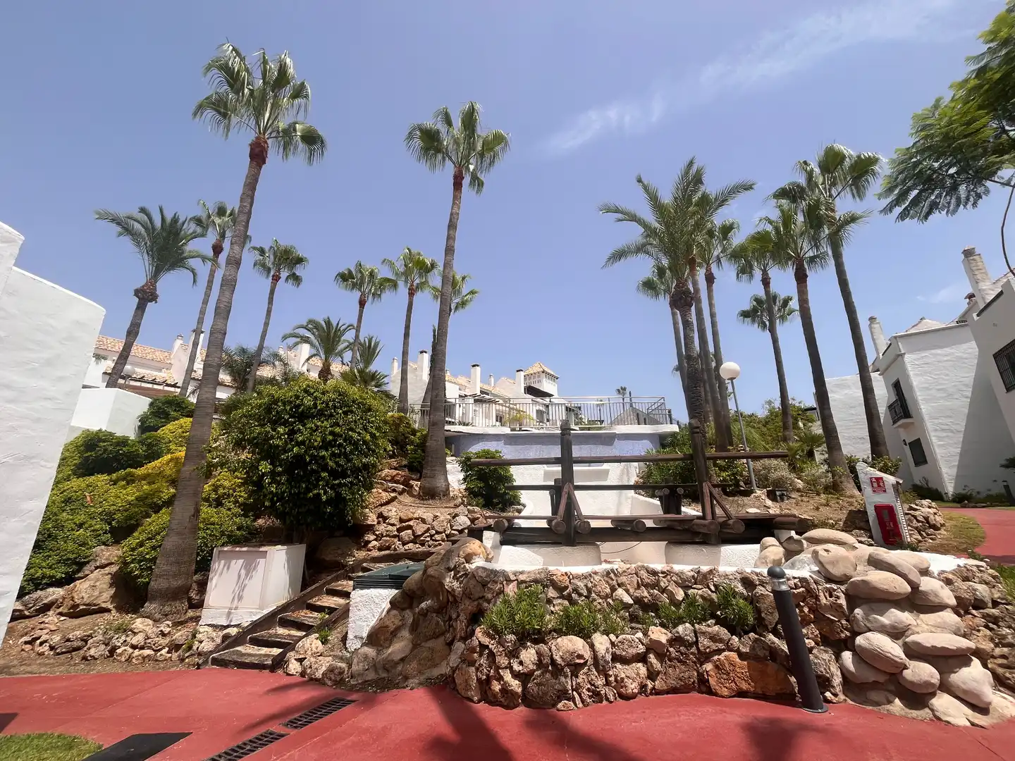 Vista exterior de Casa adosada en venda en Marbella amb Jardí privat, Terrassa i Moblat