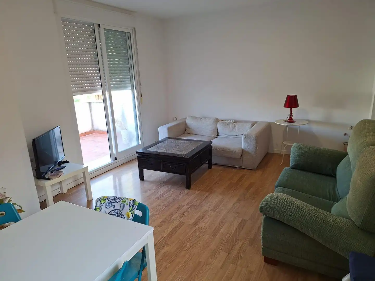 Sala d'estar de Pis en venda en San Vicente del Raspeig / Sant Vicent del Raspeig amb Parquet, Terrassa i Moblat