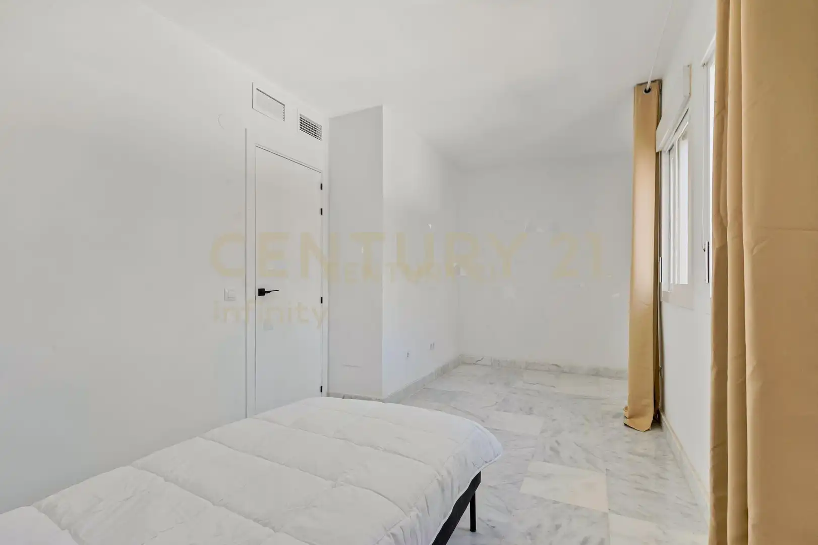 Dormitori de Casa adosada en venda en Mijas amb Aire condicionat, Jardí privat i Traster