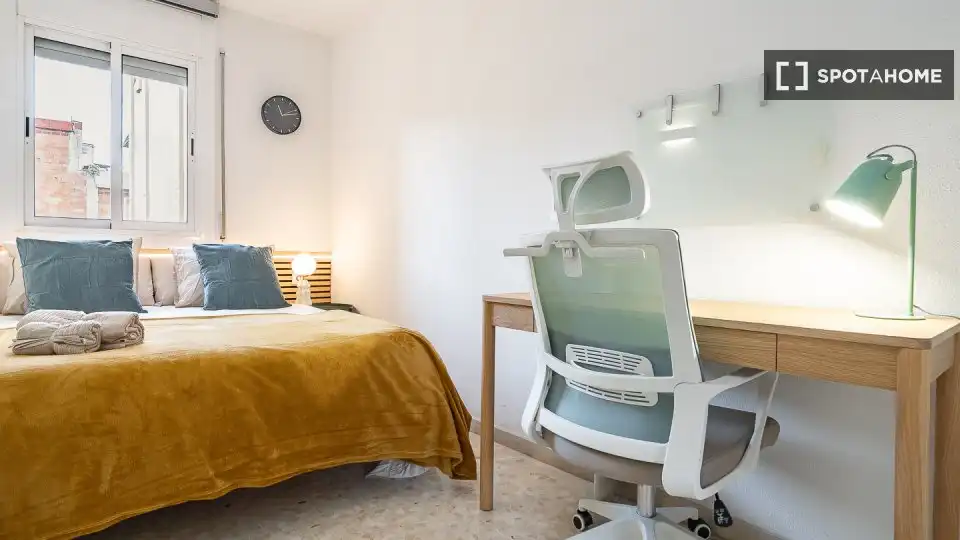 Dormitori de Pis per a compartir en L'Hospitalet de Llobregat amb Aire condicionat, Calefacció i Moblat