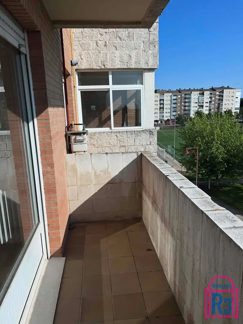 Terrassa de Pis de lloguer en León Capital  amb Calefacció, Terrassa i Traster