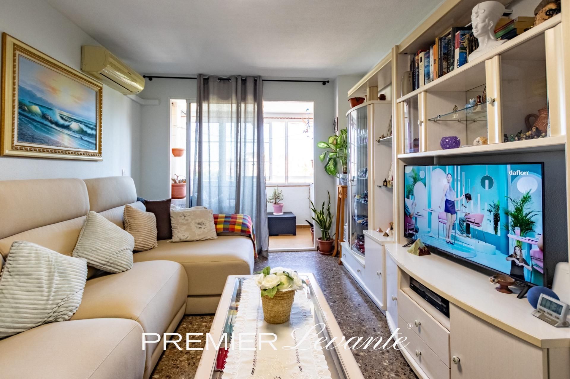 Sala d'estar de Pis en venda en Alicante / Alacant amb Aire condicionat, Jardí privat i Terrassa