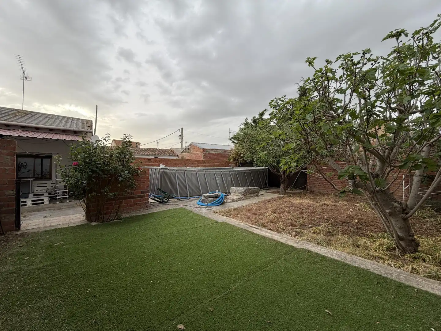 Jardí de Casa o xalet en venda en Narros de Saldueña amb Jardí privat, Traster i Moblat